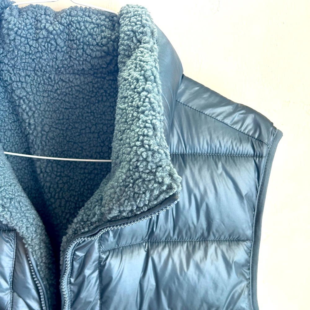 Women’s green Puffer Vest - Picture 3 of 4